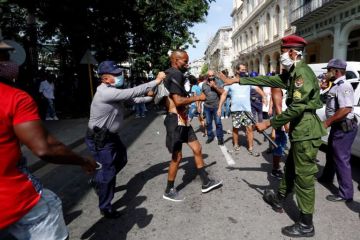 AI reporta represión policiaca, detenciones y militares en las calles en Cuba