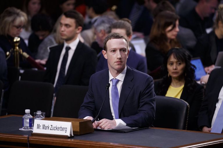 El fundador y presidente ejecutivo de Facebook, Mark Zuckerberg (c), antes de testificar ante el Comité del Congreso sobre Energía y Comercio sobre 