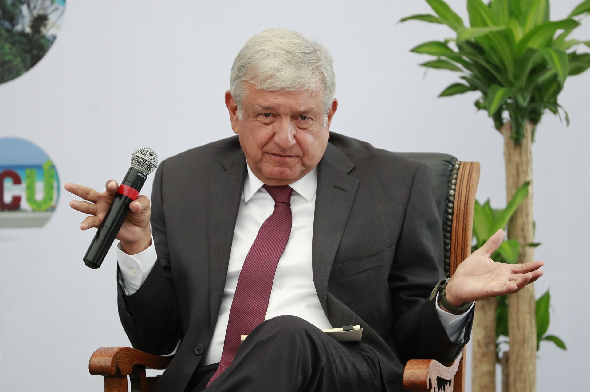 l candidato de izquierda a la presidencia de México, Andrés Manuel López Obrador, interviene durante el Foro Nacional de Turismo 