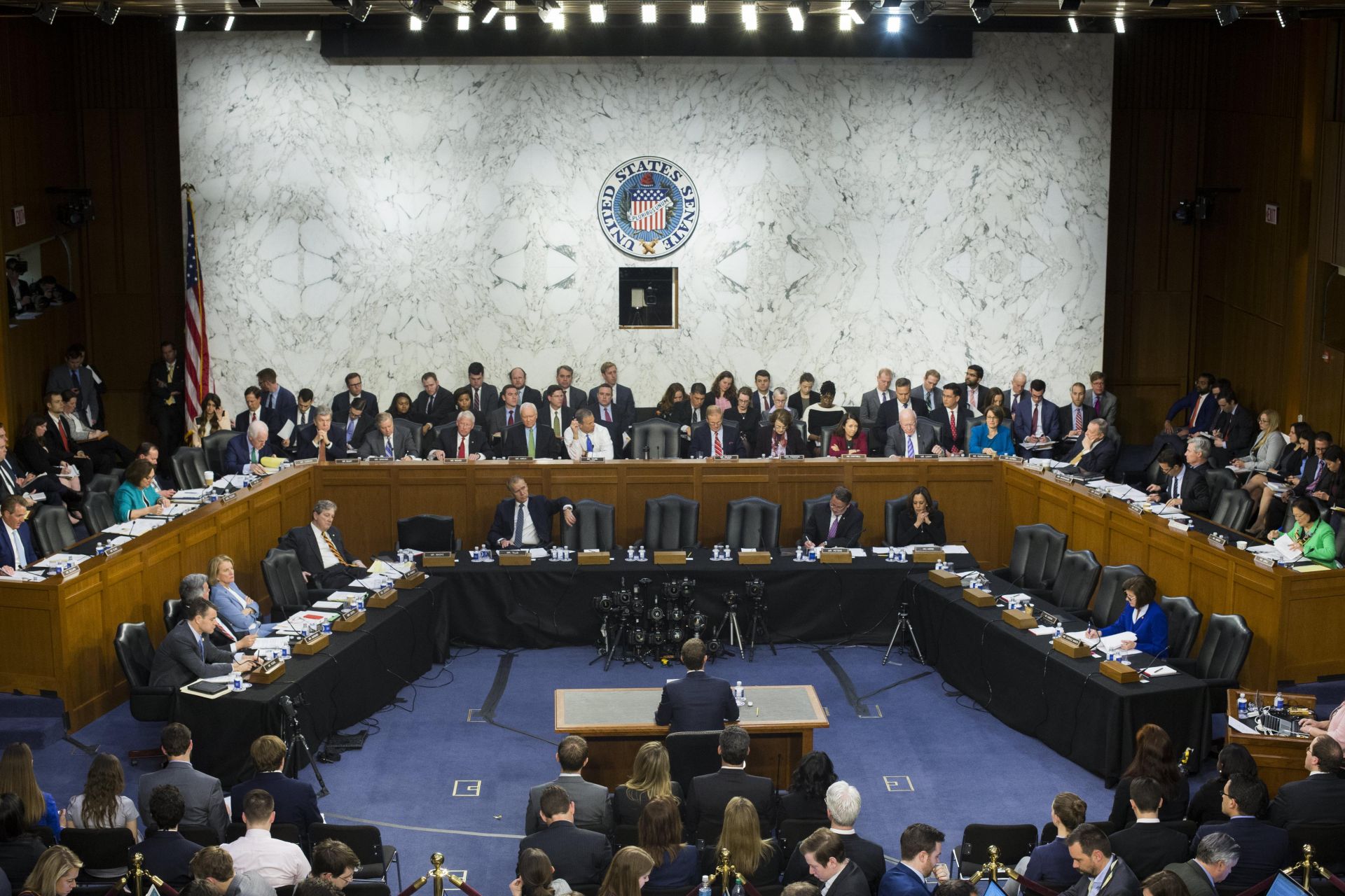 El CEO de Facebook, Mark Zuckerberg (c), testifica ante el Comité Senatorial de Comercio, Ciencia y Transporte y la audiencia conjunta del Comité Judicial del Senado, sobre 