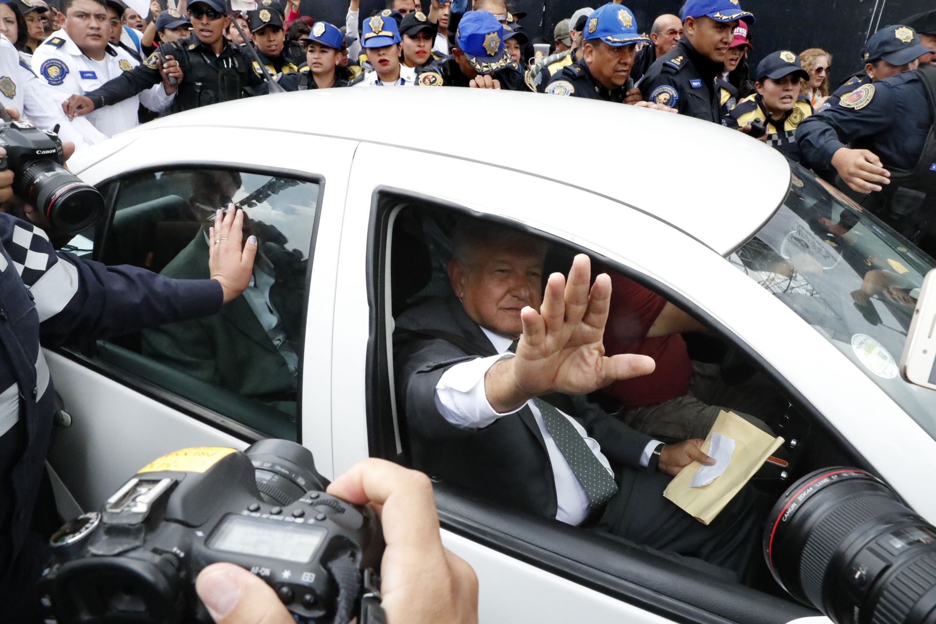 El futuro presidente de México, Andrés Manuel López Obrador, es escoltado por policías