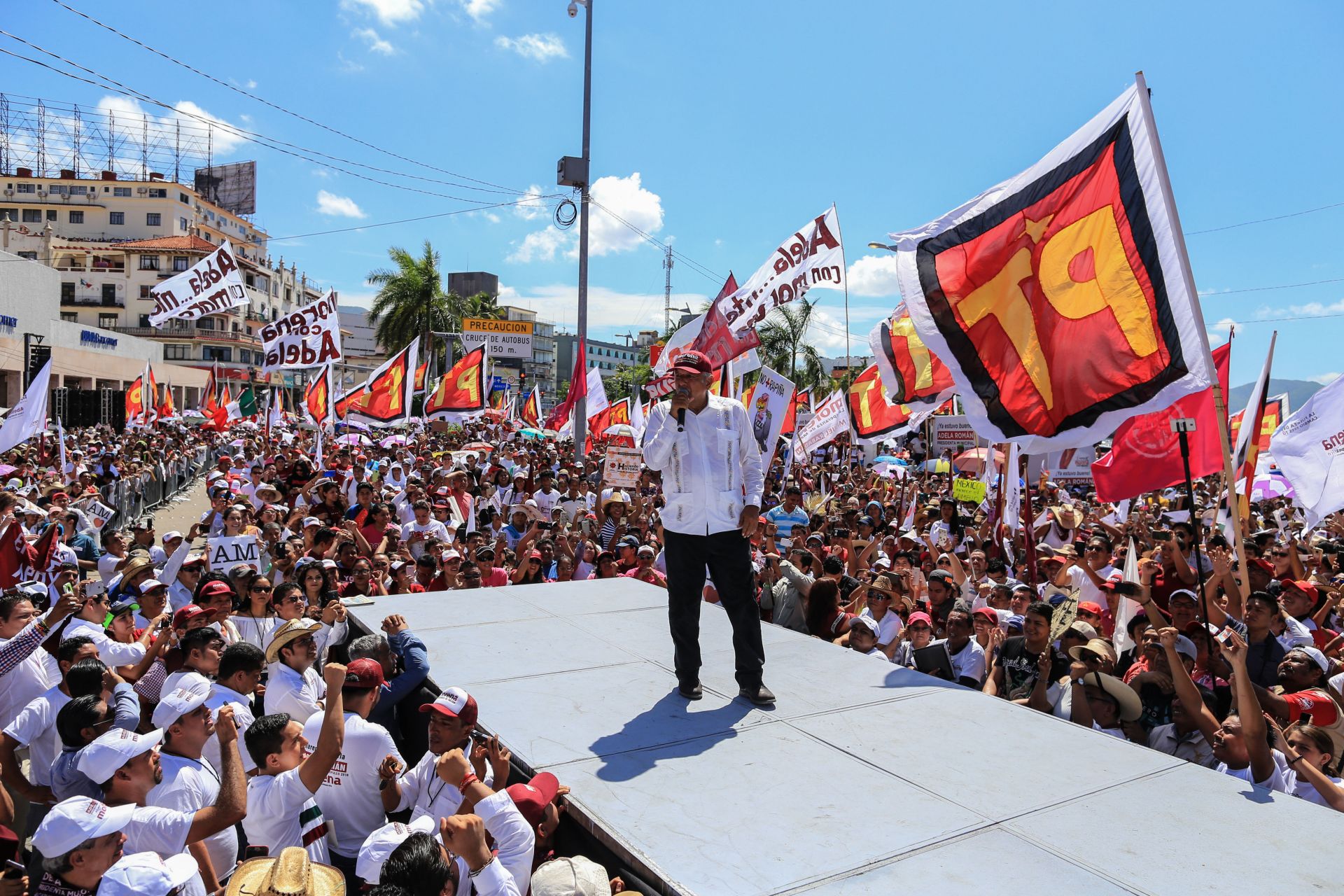 El izquierdista Andrés Manuel López Obrador continúa su gira política en el estado de Guerrero
