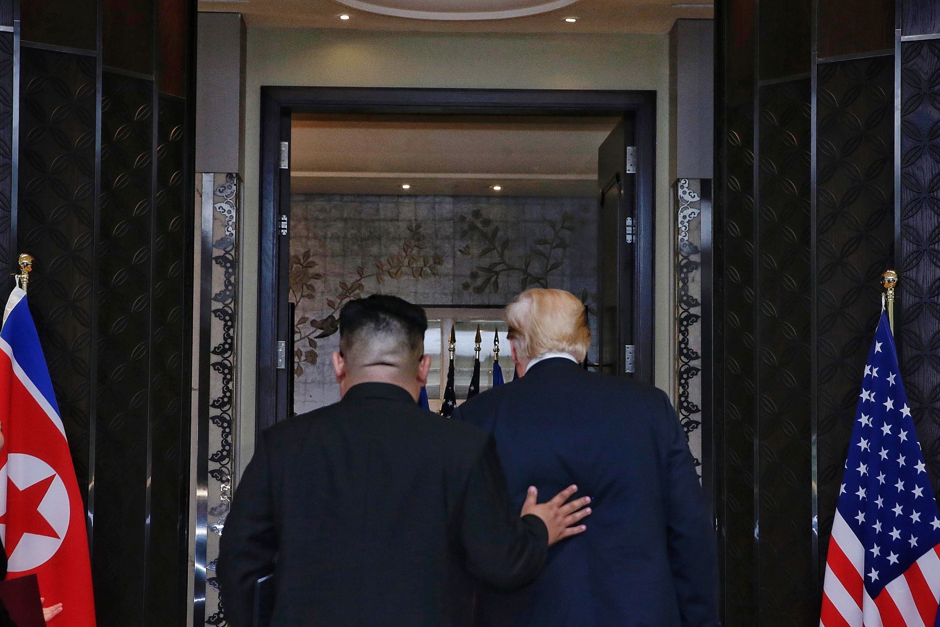  El presidente estadounidense, Donald J. Trump (d), y el líder norcoreano, Kim Jong-un, abandonan juntos la sala tras asistir a la ceremonia de firma de una declaración conjunta 