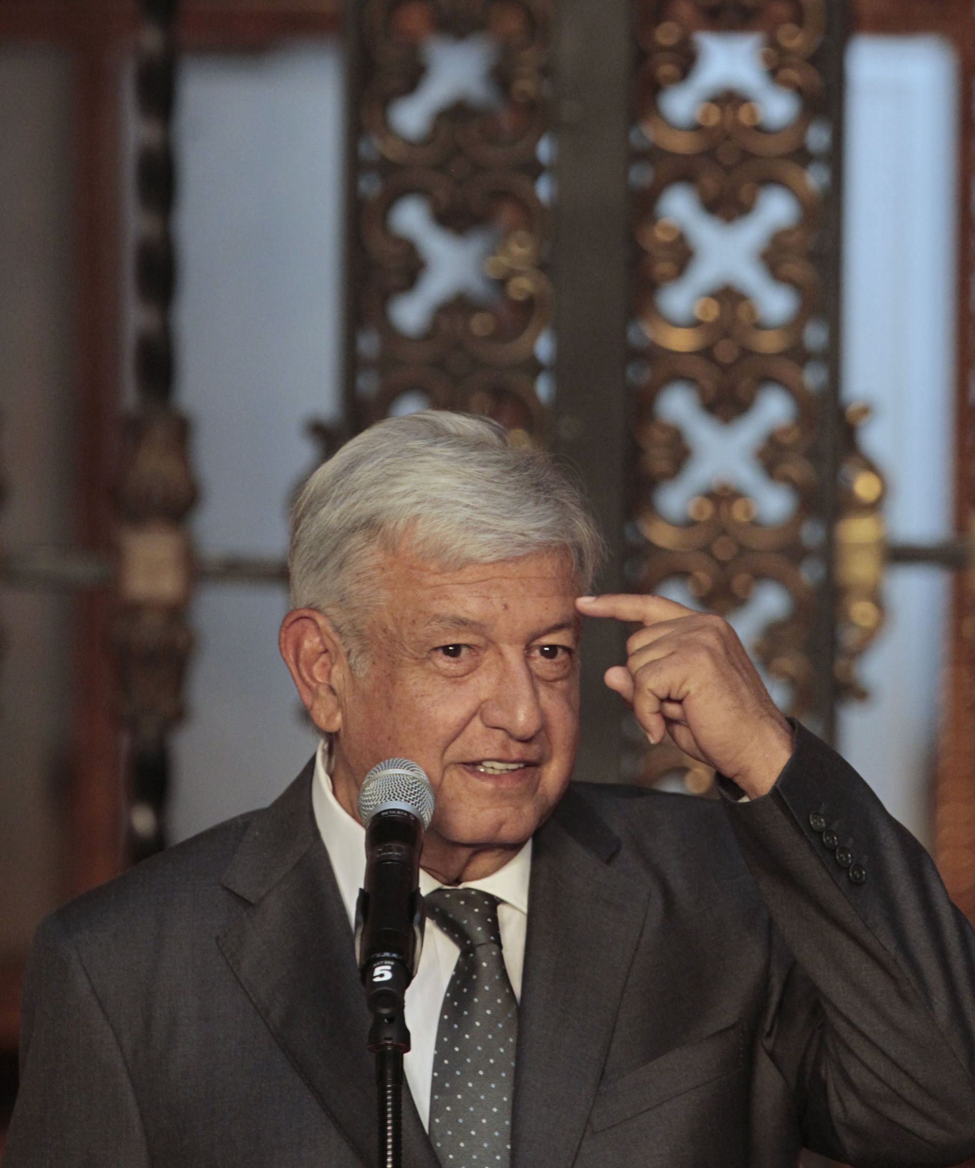 El próximo presidente de México, Andrés Manuel López Obrador, habla ante medios de comunicación