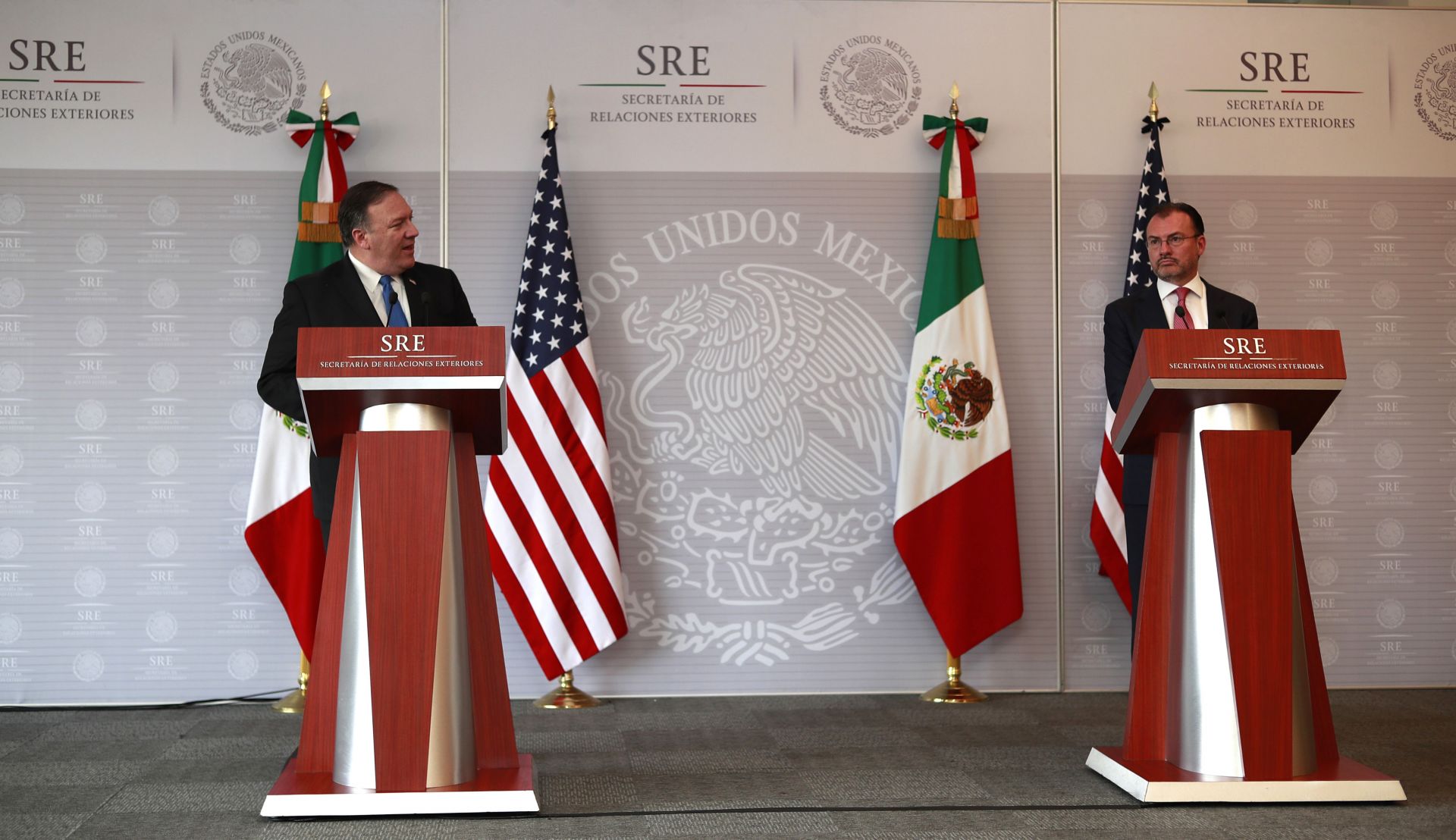 El secretario de Relaciones Exteriores de México, Luis Videgaray (d), y el secretario de Estado estadounidense, Mike Pompeo (i), ofrecen una conferencia de prensa 