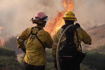 Casi 3,000 bomberos batallan contra el mayor incendio del año en California