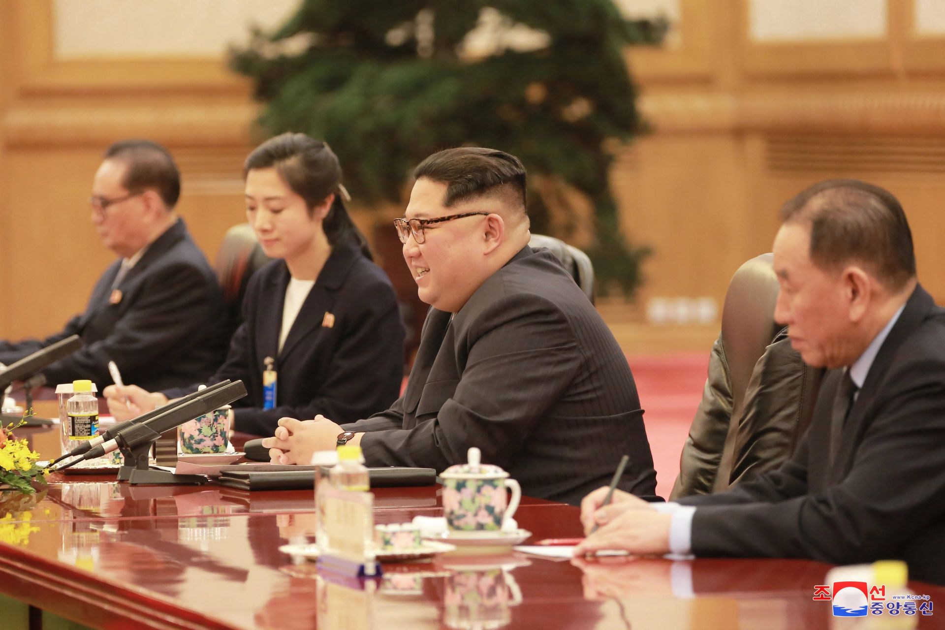 Kim Jong-un (c), durante su reunión con el presidente chino, Xi Jinping, en Pekín, China.