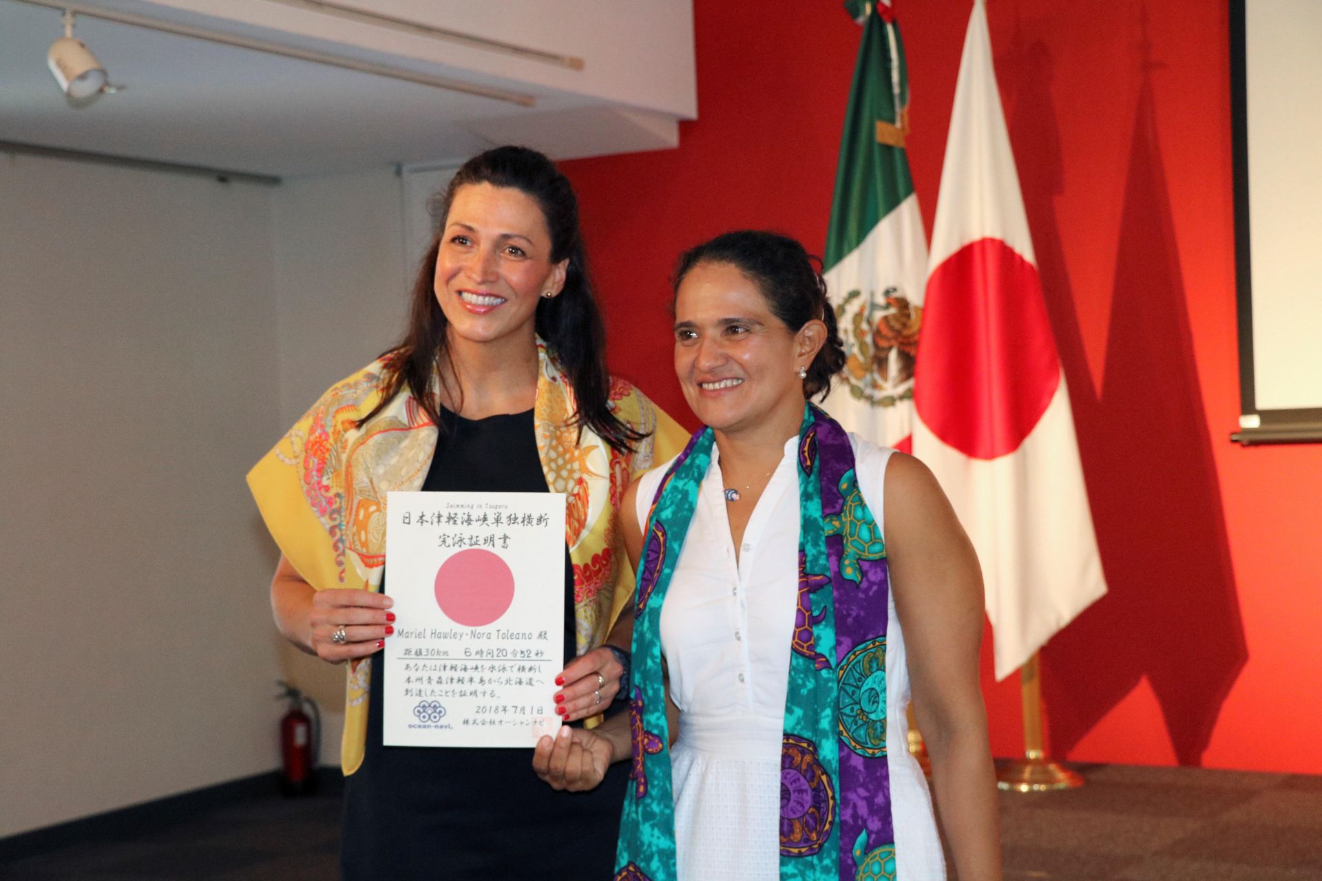  Las mexicanas Mariel Hawley (i) y Nora Toledano, recibieron hoy un reconocimiento en la Embajada de México en Tokio por haber conseguido cruzar en un tiempo récord el Estrecho de Tsugaru (norte de Japón), sumando así el quinto mar del proyecto de los Siete Mares.