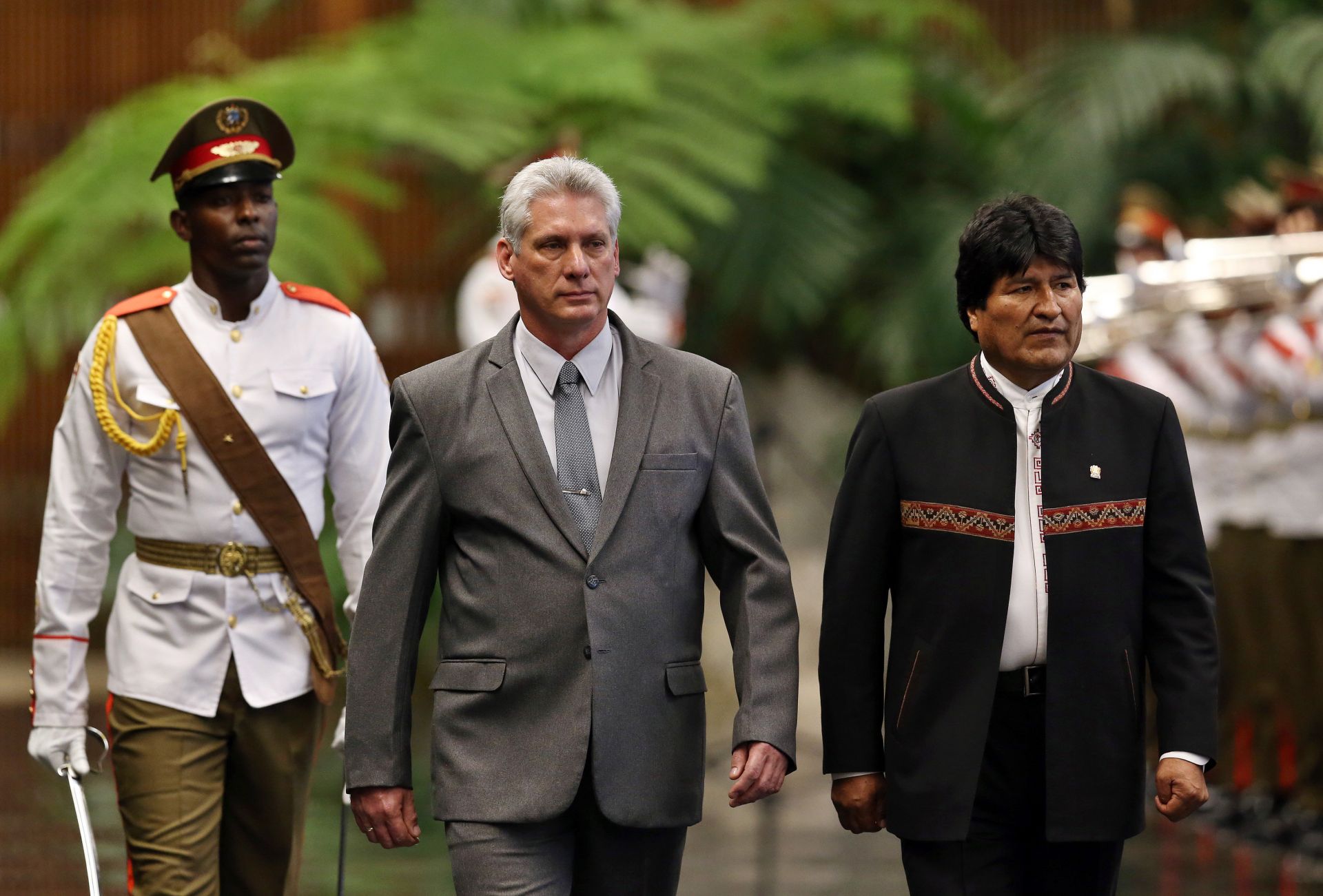 Los presidentes de Cuba y Bolivia, Miguel Díaz-Canel (c) y Evo Morales (d).