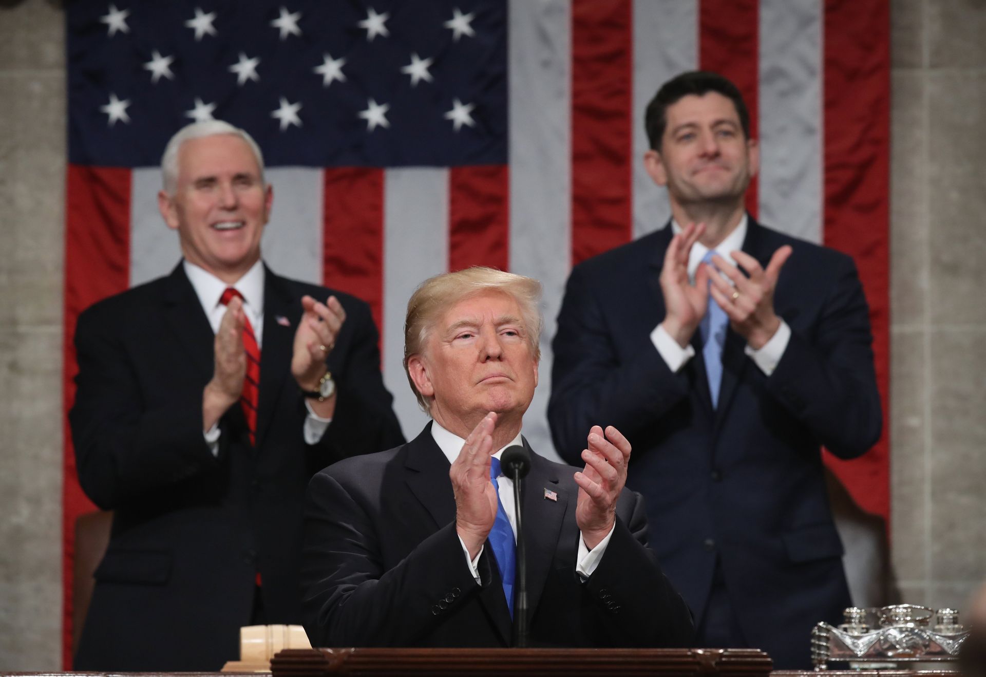 El presidente estadounidense Donald Trump (c) pronuncia hoy, martes 30 de enero de 2018, su discurso sobre el Estado de la Unión ante el Congreso, acompañado por el vicepresidente Mike Pence (i) y el presidente de la Cámara de Representantes Paul Ryan (d), en Washington (Estados Unidos).