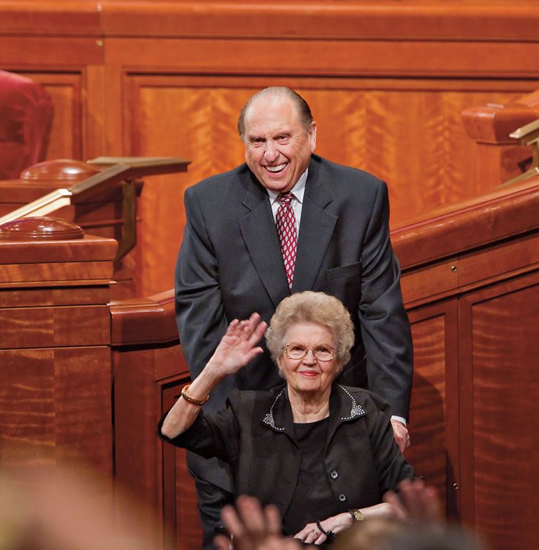 El presidente Thomas S. Monson y su esposa Frances viajaron y prestaron servicio juntos como compañeros casi por 65 años antes de que ella falleciera en 2013.
