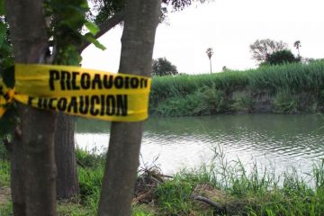 Agentes de la Patrulla Fronteriza de EUA buscan a niña que cayó en el Río