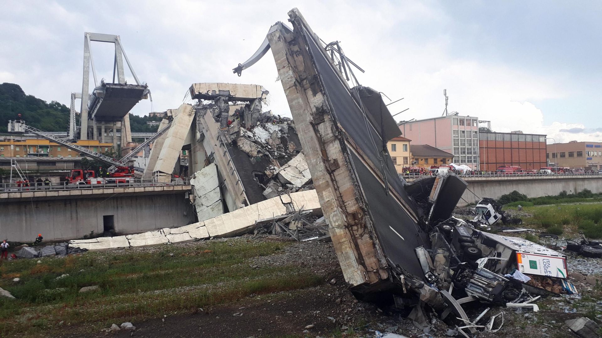Servicios de emergencia trabajan entre los escombros tras el derrumbe de un viaducto en Génova