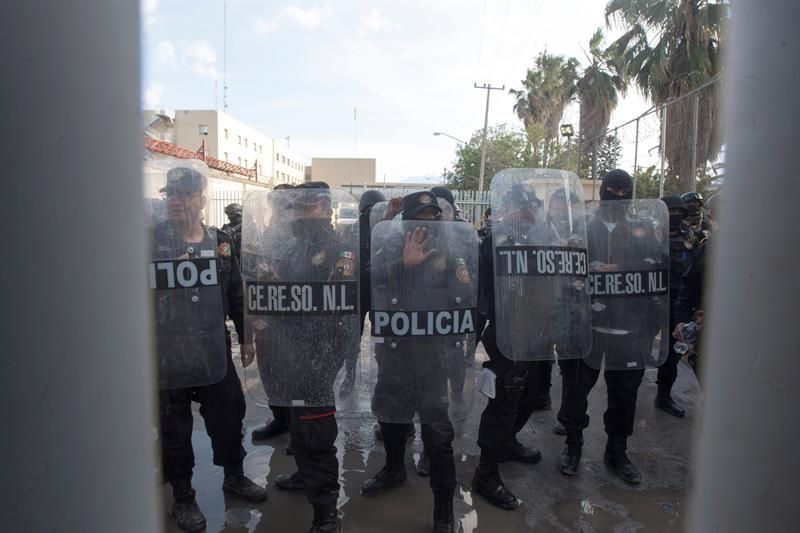 Policías resguardan en interior del penal después que familiares de internos bloquearan las puertas del penal de Topo Chico.